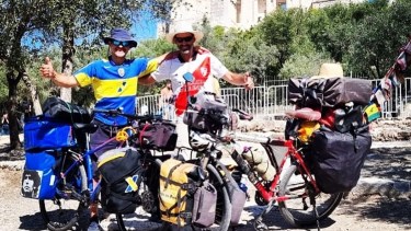 Nando y Pablo vivieron el último superclásico en Atenas. "Tantas veces nos enfrentamos, pero estamos unidos por la Selección". @pedaleandoelglobo.
