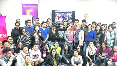 A través de estos relatos en pocos minutos, nos propone historias como del rey de la Patagonia y de su corona de descendientes.