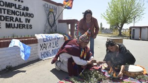 Diputados oficialistas y comunidades indígenas repudiaron la detención de mujeres mapuches en Ezeiza