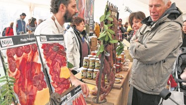 Productos de toda la provincia se exponen y venden en uno de los sectores de la feria. Foto: Chino Leiva