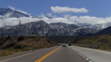 Opciones para conocer en Mendoza, con el Aconcagua como guardián de la zona. (Foto: Ramiro González / Télam)
