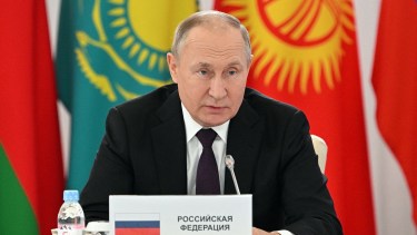 El presidente ruso, Vladimir Putin, afirmó hoy que su país no tiene como objetivo "destruir" a Ucrania y aseguró que no prevé "en lo inmediato" nuevos ataques "masivos" en el país vecino, tras los lanzados a inicios de semana en represalia de la destrucción parcial del puente de Crimea, de la que acusa a Kiev. Foto: Ramil SITDIKOV / SPUTNIK / AFP.