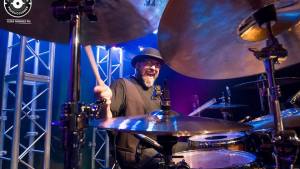 Conmoción en el mundo de la música: murió el baterista «Bin» Valencia en pleno show
