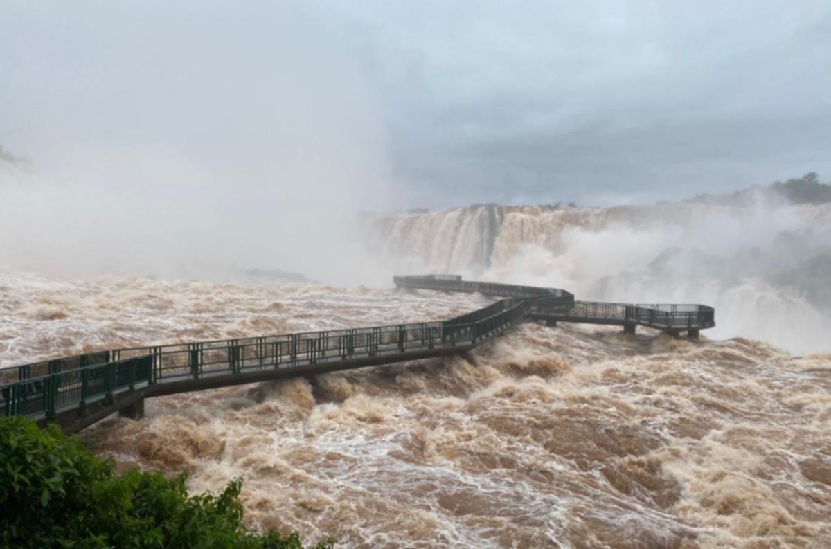 La crecida de los ríos Iguazú y Uruguay generaron el desprendimiento de una de las pasarelas en la Garganta del Diablo.