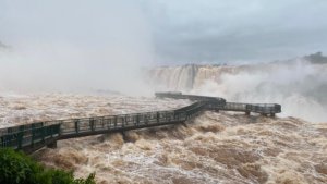 Cataratas del Iguazú: la Garganta del Diablo sigue cerrada por los destrozos en la pasarela