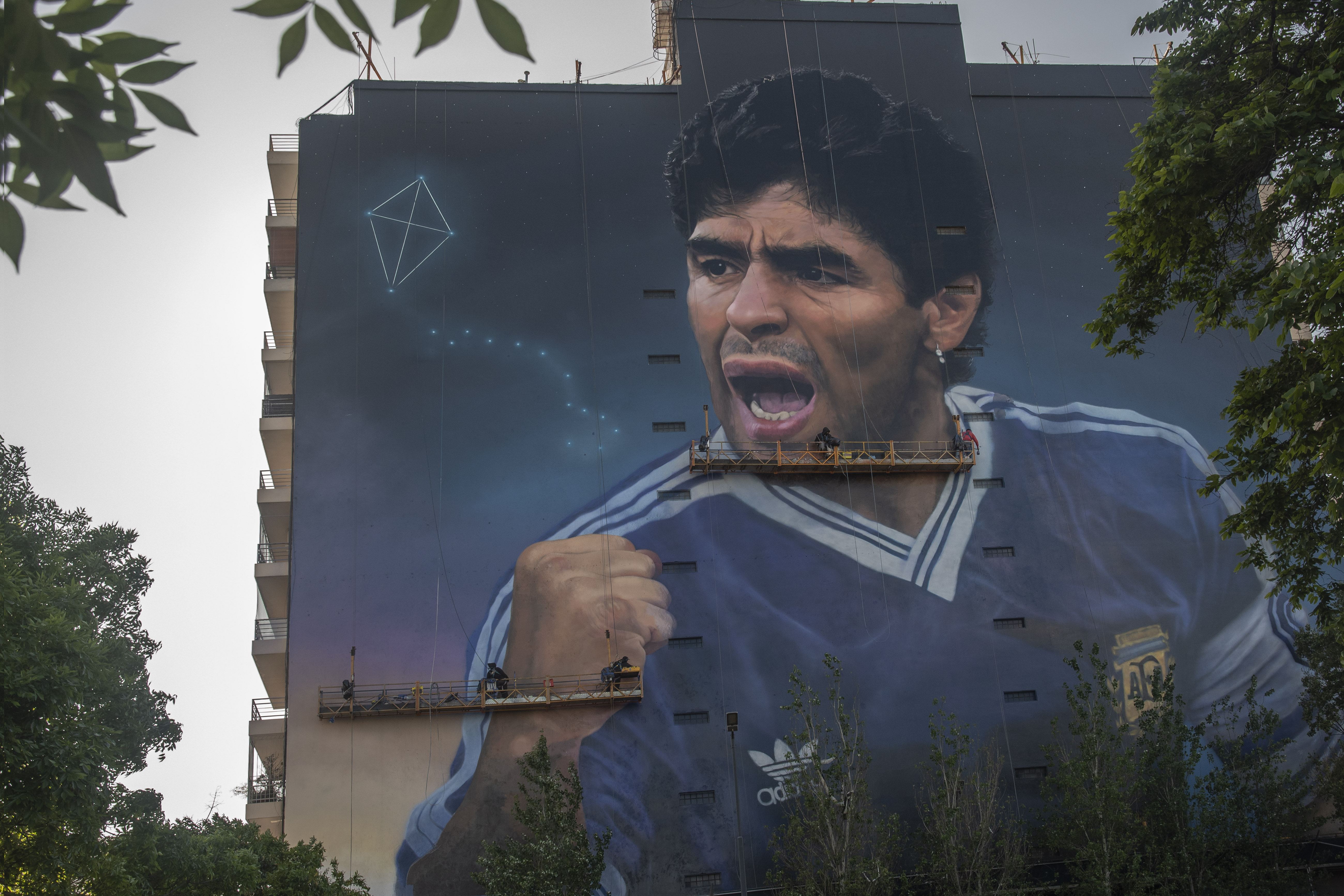 En Constitución, la imagen del Diego del 90’, con el puño apretado y la furia contenida. Su versión futbolera más peligrosa.