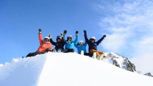 Finde largo en El Bolsón: esquí en primavera, excursiones, shows y más de 70% de reservas