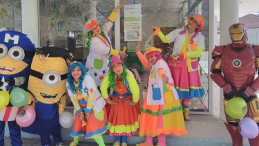 Con payamédicos, personajes y mucho color, Viedma inició la vacunación el sábado pasado. 