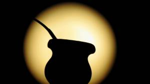 ¡Un amargo para Batman! En un campo de Buenos Aires apareció la «mateseñal» en la Luna del Cazador