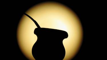 ¡Un amargo para Batman! En un campo de Buenos Aires apareció la «mateseñal» en la Luna del Cazador