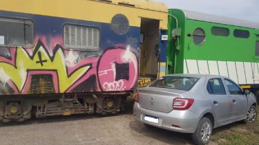El accidente ocurrió a pocos metros de la estación de tren de Viedma. Foto Gentileza: Eladmin Detaxistas
