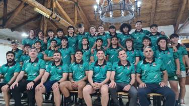 El seleccionado junto al cuerpo técnico que viajó.  