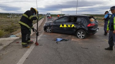 La mujer realizó una mala maniobra y terminó volcando en un puente que conecta la ruta 22 en Plottier. Foto: Bomberos Voluntario de Plottier