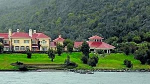 Un avión transportó a jueces a la mansión de Lewis