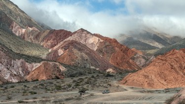 El inicio del recorrido entre la Quebrada y las Salinas Grandes permite apreciar los cerros de siete colores / Foto Télam: Carlos. Brigo