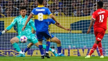 Rossi y la dobe atajada a Cazares que fue clave para sostener a Boca en partido ante el Rojo, el domingo en La Bombonera. (Foto/La Nación)