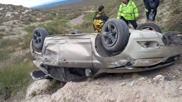 Un conductor oriundo de Jacobacci, perdió el control de su auto y terminó volcando sobre la Ruta 6 en Paso Córdoba. Foto Gentileza.
