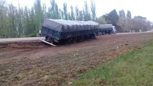 Por la lluvia, volcó un camión en Allen y está cortado el tránsito en Ruta 22