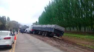 Un camión estacionado quedó cruzado sobre la Ruta 22 en Allen y hay desvíos en el tránsito. Foto Gentileza.