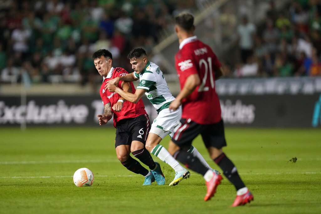 Lisandro Martínez fue titular y jugó todo el partido para el United. (AP Photo/Petros Karadjias)