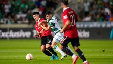 Lisandro Martínez fue titular y jugó todo el partido para el United. (AP Photo/Petros Karadjias)