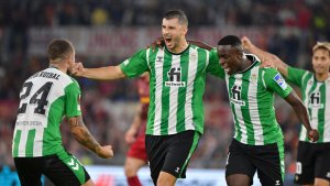 Betis derrotó a la Roma por la Europa League y hubo goles de Dybala y Guido Rodríguez