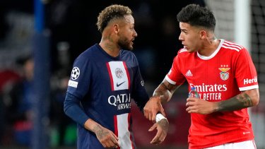 Enzo y Neymar se cruzaron en varias oportunidades durante el empate entre Benfica y PSG. (AP Photo/Francois Mori)