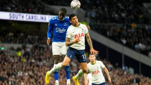 Con Cuti Romero de titular, Tottenham venció a Everton y es escolta del Arsenal en la Premier