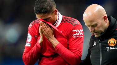 Varane no pudo contener la tristeza al salir lesionado en el clásico ante Chelsea. (AP Photo/Frank Augstein)