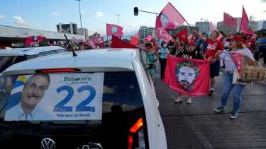 Seguidores del candidato a presidente Luiz Inacio Lula da Silva  rodean el auto de un seguidor del candidato a la reelección Jair Bolsonaro. (AP Photo/Eraldo Peres)