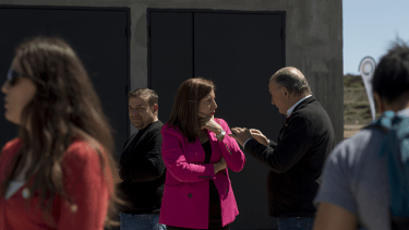 La gobernadora rionegrina, Arabela Carreras, estuvo este martes en la inauguración del portal de acceso al Parque Industrial Tecnológico de esta ciudad. (foto Marcelo Martínez)