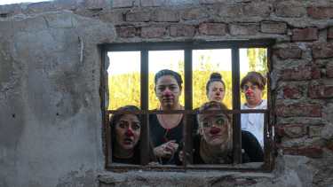 Este sábado, a las 22, en Ámbito Histrión, vuelve a escena esta versión clown de "La casa de Bernarda Alba", de Federico García Lorca.