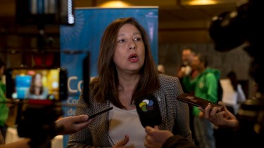 La gobernadora Arabela Carreras remarcó que se tuvo especial atención a los salarios más bajos de los estatales. Archivo