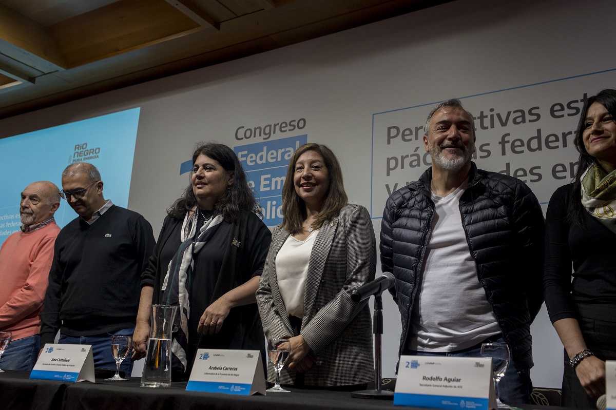 La gobernadora Arabela Carreras y Rodolfo Aguiar compartieron el cierre de un encuentro nacional de función pública. Foto: Marcelo Martinez