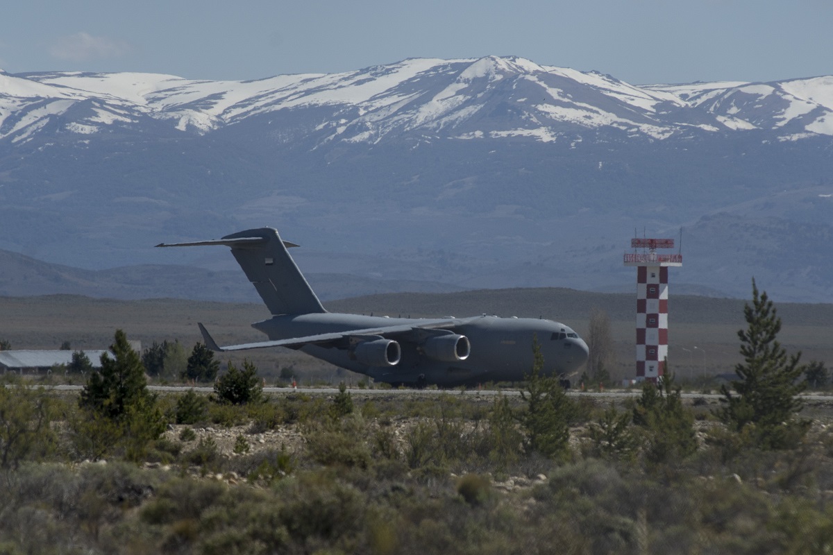Un avión militar de Emiratos Árabes permanece en la pista de aterrizaje del aeropuerto de Bariloche. Foto: Marcelo Martinez