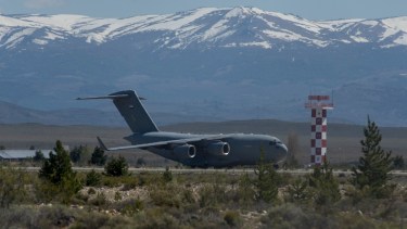 Un avión militar de Emiratos Árabes permanece en la pista de aterrizaje del aeropuerto de Bariloche. Foto: Marcelo Martinez