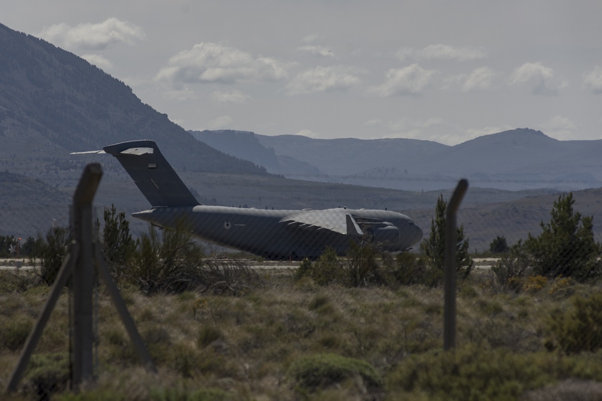El avión C-17 Globmaster permanece cerrado en un sector de rodaje de la pista de aterrizaje de Bariloche. Foto: Marcelo Martinez