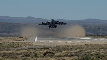 La enorme máquina despegó finalmente de Bariloche, luego de dos días de incertidumbre. Foto: Marcelo Martínez