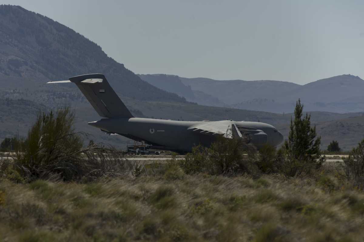 El avión de la Fuerza Aérea de Emiratos Árabes dejó incertidumbres, luego de tres días en el aeropuerto de Bariloche. Foto: Marcelo Martinez