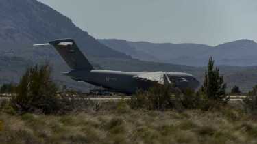 El avión de la Fuerza Aérea de Emiratos Árabes dejó incertidumbres, luego de tres días en el aeropuerto de Bariloche. Foto: Marcelo Martinez