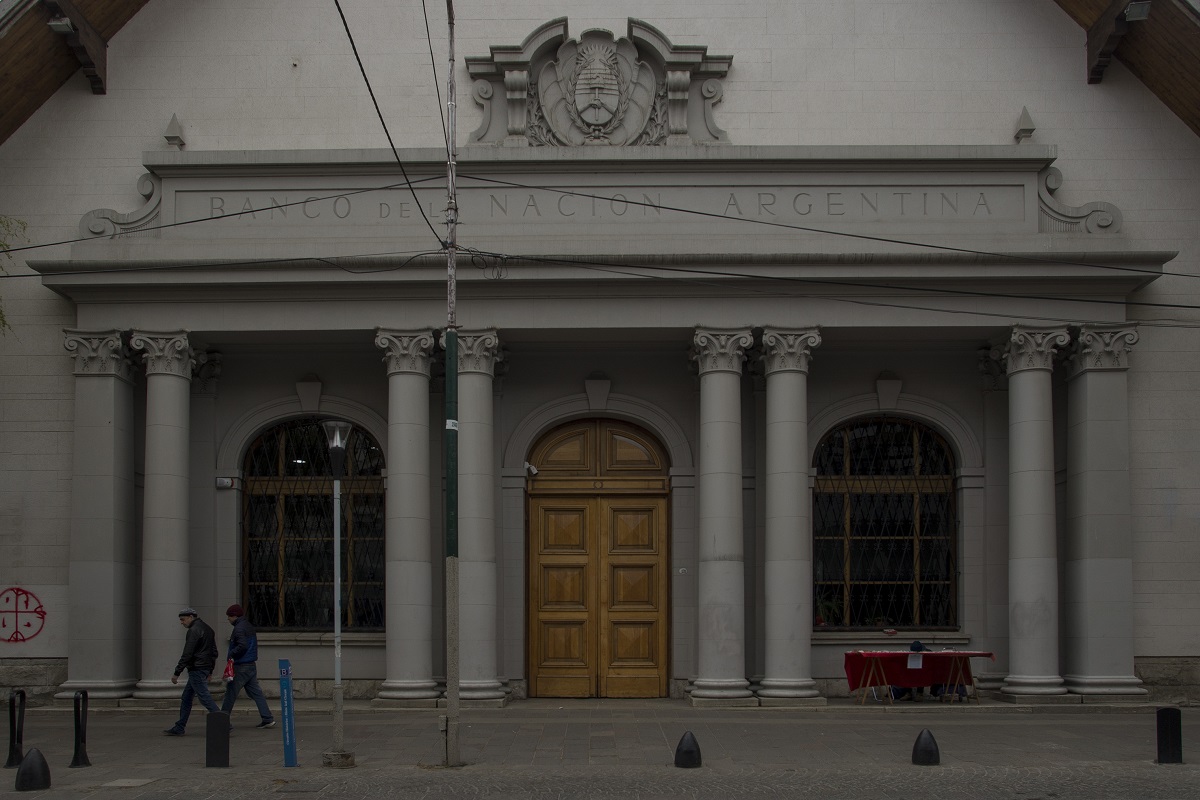 Aún no se tienen confirmaciones sobre lo que ocurrió en el Banco Nación de Bariloche. Foto archivo: Marcelo Martínez