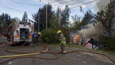 El incendio ocurrió la tarde de este sábado, en un predio ubicado en el barrio Las Margaritas de Bariloche. (foto Marcelo Martínez)