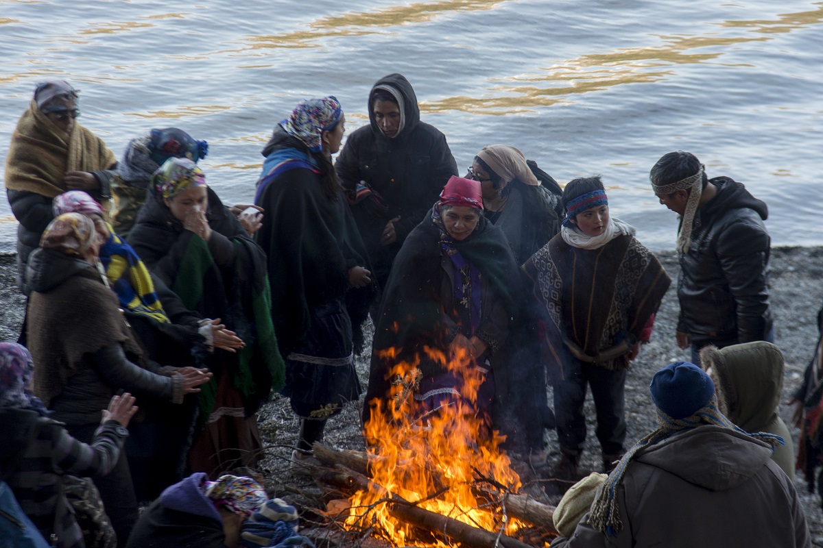 La ceremonia mapuche se realizó a orillas del lago Mascardi para pedir la liberación de las mujeres detenidas y la restitución del territorio. Foto: Marcelo Martinez