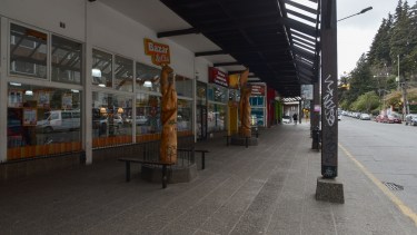 Las paradas de colectivos amanecieron desiertas. Foto: Marcelo Martínez