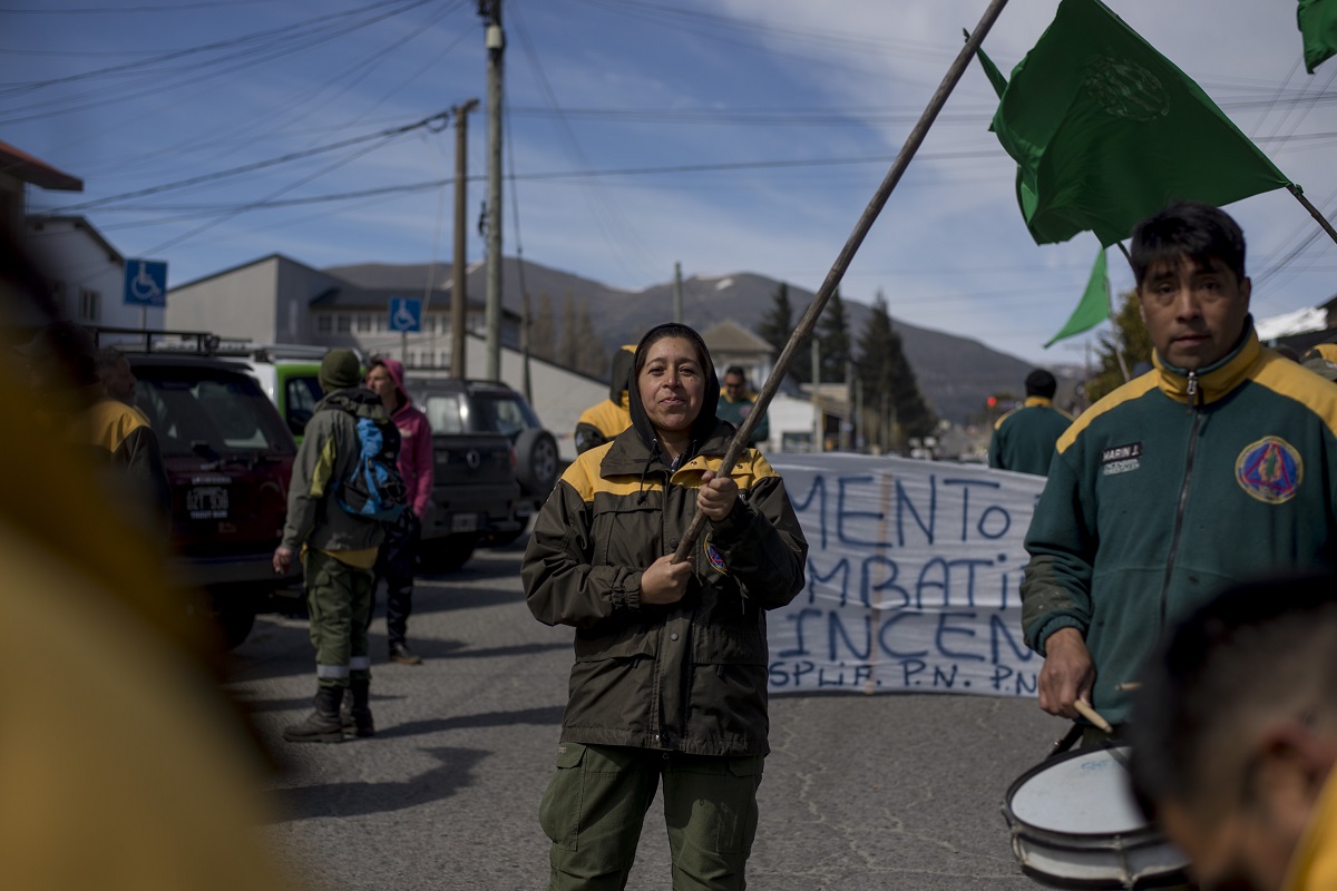 Trabajadores del Splid realizan este jueves una protesta frente al Centro Administrativo  Provincial de Bariloche. Foto: Marcelo Martinez