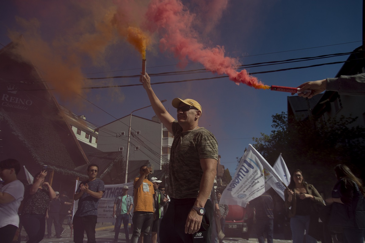 Con bengalas de colores militantes del gremio Uthgra se manifestó en la céntrica esquina de Mitre y Rolando, en Bariloche. Foto: Marcelo Martinez