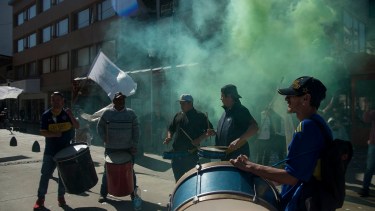 Bombos, pancartas y bengalas de colores formaron parte de la primera manifestación de Uthgra Bariloche contra hoteleros. Foto: Archivo/ Marcelo Martinez