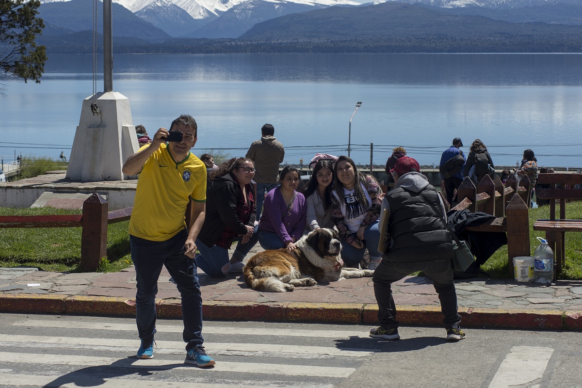 Miles de turistas que Bariloche recibió en los primeros 9 meses del año pagaron unos 173 millones de pesos por pernoctar en esta ciudad. (Foto de archivo de Marcelo Martínez)