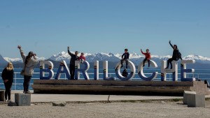 Bariloche supera el millón de turistas y sale a buscar extranjeros