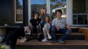 Vivian, junto a sus tres hijos, Tomás, Santiago y Lola. Foto: Marcelo Martínez